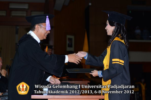 wisuda-unpad-gel-i-ta-2012_2013-fakultas-kedokteran-gigi-oleh-dekan-52