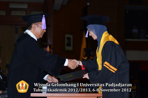 wisuda-unpad-gel-i-ta-2012_2013-fakultas-kedokteran-gigi-oleh-dekan-53