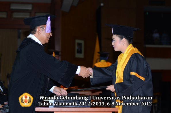 wisuda-unpad-gel-i-ta-2012_2013-fakultas-kedokteran-gigi-oleh-dekan-54