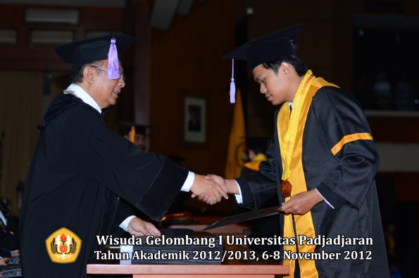 wisuda-unpad-gel-i-ta-2012_2013-fakultas-kedokteran-gigi-oleh-dekan-55