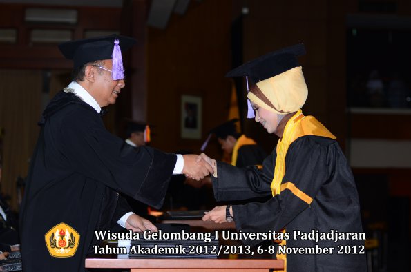 wisuda-unpad-gel-i-ta-2012_2013-fakultas-kedokteran-gigi-oleh-dekan-56