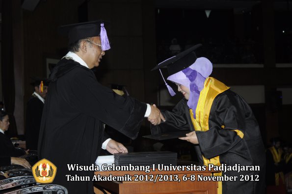 wisuda-unpad-gel-i-ta-2012_2013-fakultas-kedokteran-gigi-oleh-dekan-57