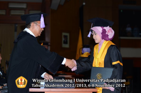 wisuda-unpad-gel-i-ta-2012_2013-fakultas-kedokteran-gigi-oleh-dekan-58