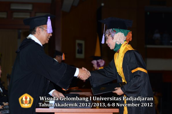 wisuda-unpad-gel-i-ta-2012_2013-fakultas-kedokteran-gigi-oleh-dekan-59