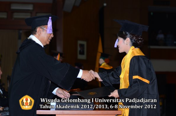 wisuda-unpad-gel-i-ta-2012_2013-fakultas-kedokteran-gigi-oleh-dekan-60