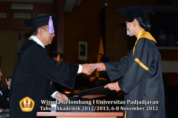 wisuda-unpad-gel-i-ta-2012_2013-fakultas-kedokteran-gigi-oleh-dekan-61