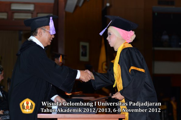 wisuda-unpad-gel-i-ta-2012_2013-fakultas-kedokteran-gigi-oleh-dekan-62