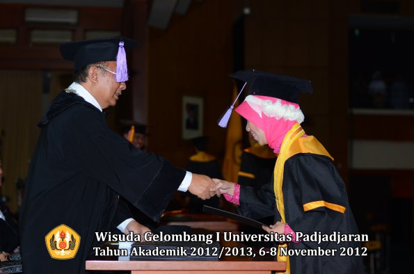 wisuda-unpad-gel-i-ta-2012_2013-fakultas-kedokteran-gigi-oleh-dekan-63