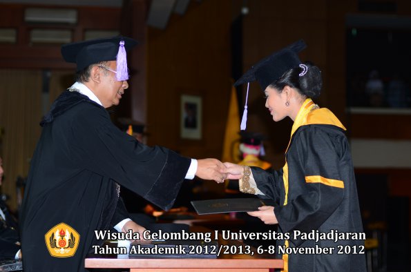 wisuda-unpad-gel-i-ta-2012_2013-fakultas-kedokteran-gigi-oleh-dekan-64