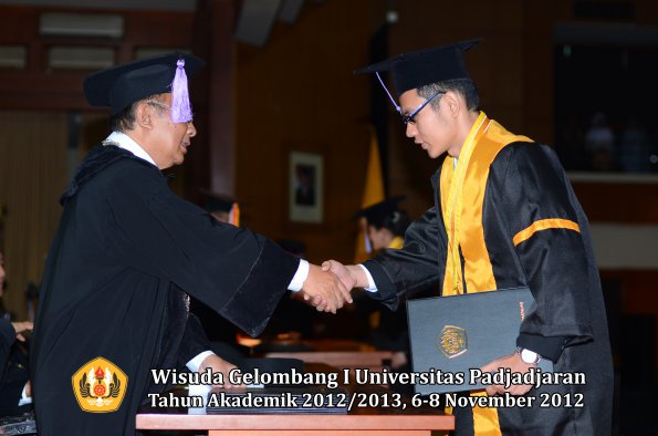 wisuda-unpad-gel-i-ta-2012_2013-fakultas-kedokteran-gigi-oleh-dekan-65