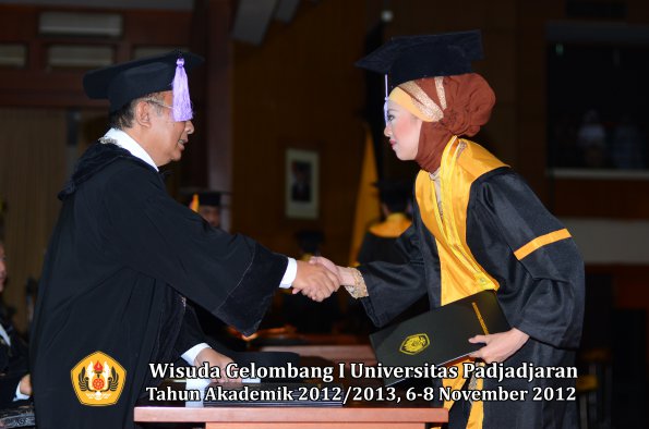 wisuda-unpad-gel-i-ta-2012_2013-fakultas-kedokteran-gigi-oleh-dekan-66