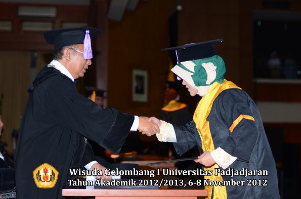 wisuda-unpad-gel-i-ta-2012_2013-fakultas-kedokteran-gigi-oleh-dekan-67