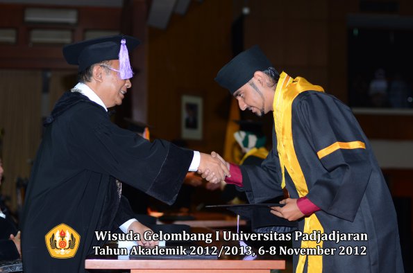 wisuda-unpad-gel-i-ta-2012_2013-fakultas-kedokteran-gigi-oleh-dekan-68