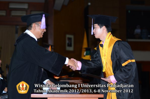 wisuda-unpad-gel-i-ta-2012_2013-fakultas-kedokteran-gigi-oleh-dekan-69