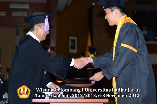 wisuda-unpad-gel-i-ta-2012_2013-fakultas-kedokteran-gigi-oleh-dekan-70