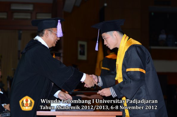 wisuda-unpad-gel-i-ta-2012_2013-fakultas-kedokteran-gigi-oleh-dekan-71