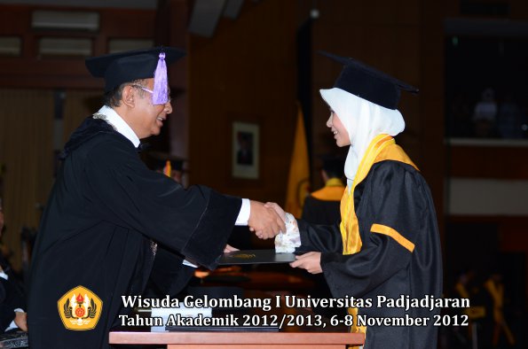 wisuda-unpad-gel-i-ta-2012_2013-fakultas-kedokteran-gigi-oleh-dekan-72