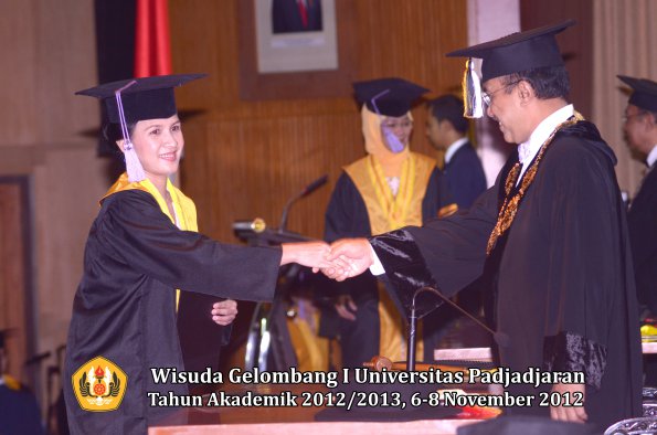 wisuda-unpad-gel-i-ta-2012_2013-fakultas-kedokteran-gigi-oleh-rektor-02