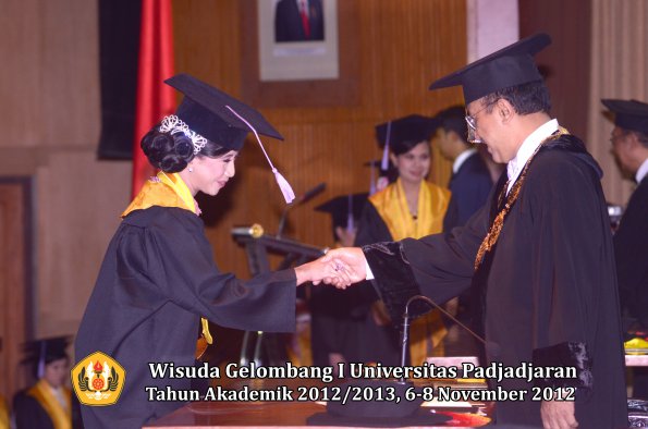 wisuda-unpad-gel-i-ta-2012_2013-fakultas-kedokteran-gigi-oleh-rektor-25