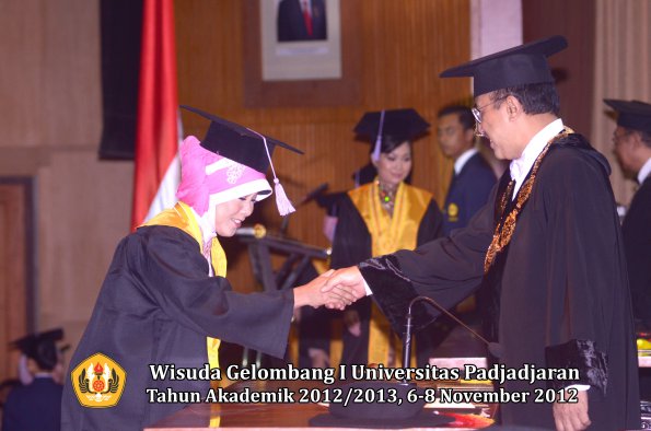 wisuda-unpad-gel-i-ta-2012_2013-fakultas-kedokteran-gigi-oleh-rektor-27