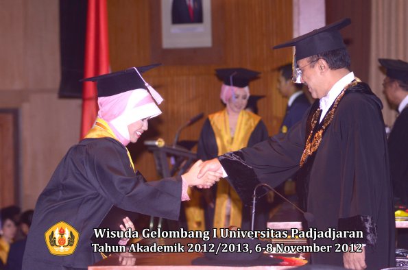 wisuda-unpad-gel-i-ta-2012_2013-fakultas-kedokteran-gigi-oleh-rektor-29