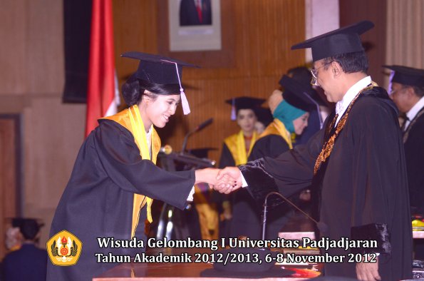 wisuda-unpad-gel-i-ta-2012_2013-fakultas-kedokteran-gigi-oleh-rektor-31