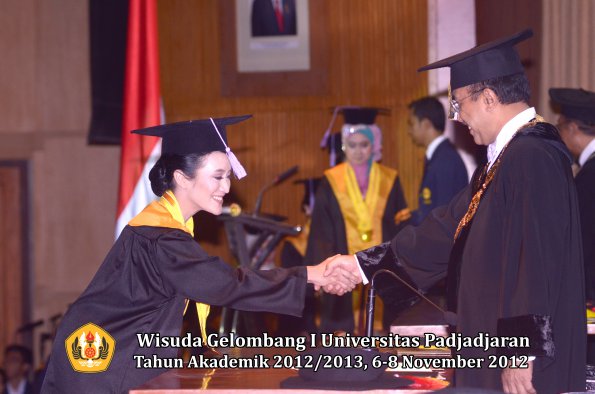 wisuda-unpad-gel-i-ta-2012_2013-fakultas-kedokteran-gigi-oleh-rektor-34