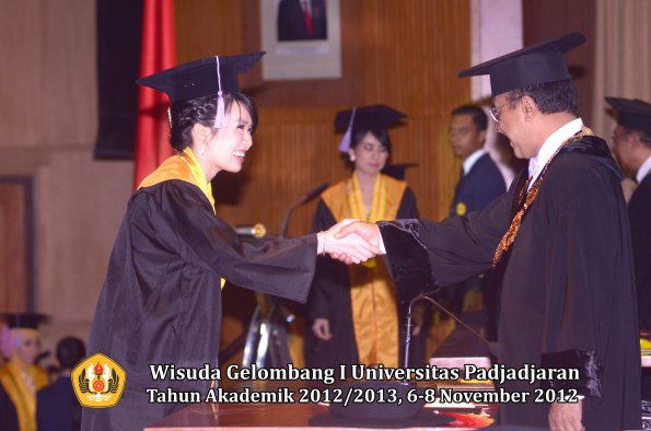 wisuda-unpad-gel-i-ta-2012_2013-fakultas-kedokteran-gigi-oleh-rektor-36