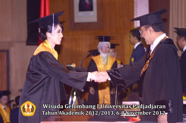 wisuda-unpad-gel-i-ta-2012_2013-fakultas-kedokteran-gigi-oleh-rektor-37