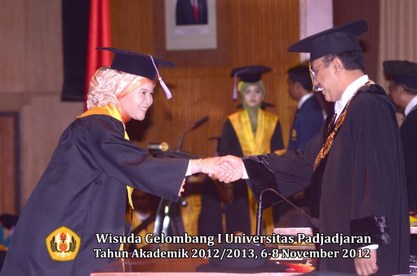 wisuda-unpad-gel-i-ta-2012_2013-fakultas-kedokteran-gigi-oleh-rektor-39