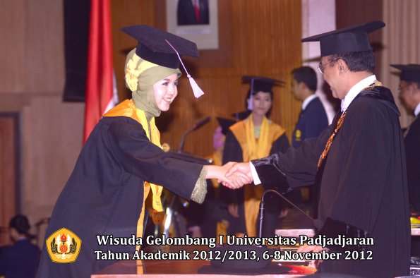 wisuda-unpad-gel-i-ta-2012_2013-fakultas-kedokteran-gigi-oleh-rektor-40