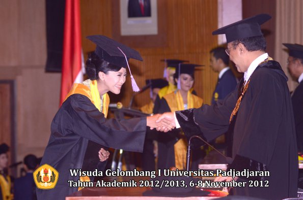 wisuda-unpad-gel-i-ta-2012_2013-fakultas-kedokteran-gigi-oleh-rektor-41