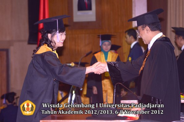 wisuda-unpad-gel-i-ta-2012_2013-fakultas-kedokteran-gigi-oleh-rektor-44