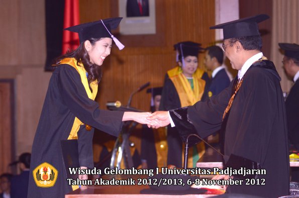 wisuda-unpad-gel-i-ta-2012_2013-fakultas-kedokteran-gigi-oleh-rektor-47