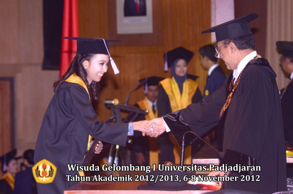 wisuda-unpad-gel-i-ta-2012_2013-fakultas-kedokteran-gigi-oleh-rektor-50