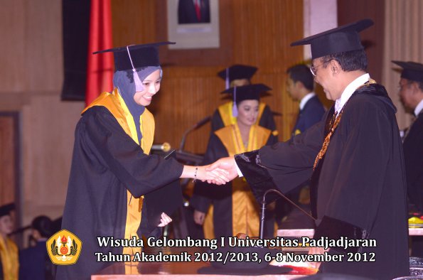 wisuda-unpad-gel-i-ta-2012_2013-fakultas-kedokteran-gigi-oleh-rektor-51