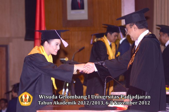 wisuda-unpad-gel-i-ta-2012_2013-fakultas-kedokteran-gigi-oleh-rektor-52