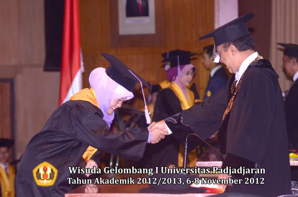 wisuda-unpad-gel-i-ta-2012_2013-fakultas-kedokteran-gigi-oleh-rektor-55