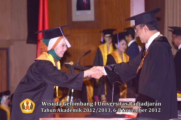 wisuda-unpad-gel-i-ta-2012_2013-fakultas-kedokteran-gigi-oleh-rektor-57