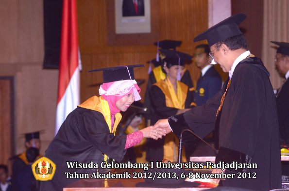 wisuda-unpad-gel-i-ta-2012_2013-fakultas-kedokteran-gigi-oleh-rektor-61