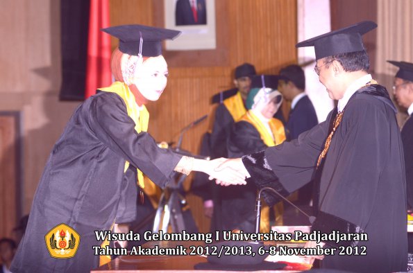 wisuda-unpad-gel-i-ta-2012_2013-fakultas-kedokteran-gigi-oleh-rektor-64