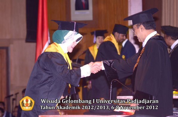 wisuda-unpad-gel-i-ta-2012_2013-fakultas-kedokteran-gigi-oleh-rektor-65