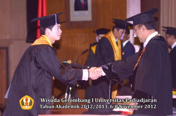 wisuda-unpad-gel-i-ta-2012_2013-fakultas-kedokteran-gigi-oleh-rektor-67