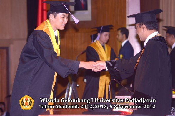 wisuda-unpad-gel-i-ta-2012_2013-fakultas-kedokteran-gigi-oleh-rektor-68