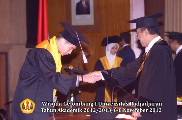 wisuda-unpad-gel-i-ta-2012_2013-fakultas-kedokteran-gigi-oleh-rektor-69