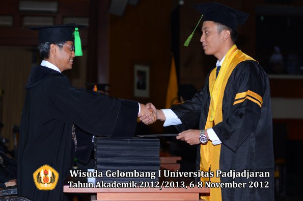 wisuda-unpad-gel-i-ta-2012_2013-fakultas-kedokteran-oleh-dekan-004