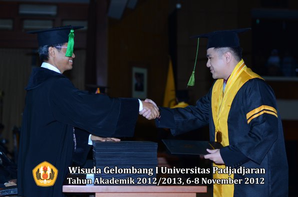 wisuda-unpad-gel-i-ta-2012_2013-fakultas-kedokteran-oleh-dekan-008