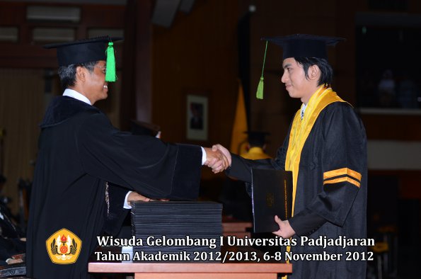 wisuda-unpad-gel-i-ta-2012_2013-fakultas-kedokteran-oleh-dekan-009