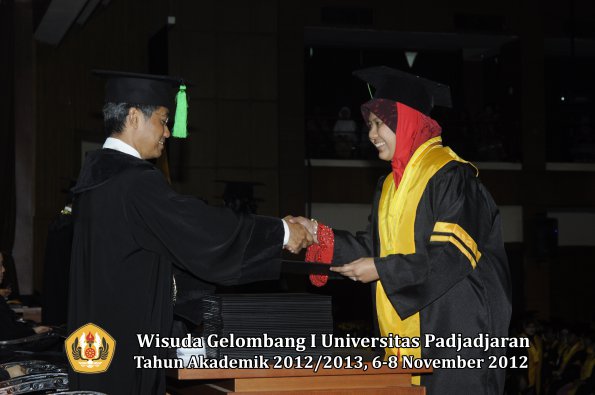 wisuda-unpad-gel-i-ta-2012_2013-fakultas-kedokteran-oleh-dekan-015