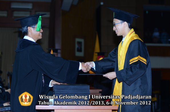 wisuda-unpad-gel-i-ta-2012_2013-fakultas-kedokteran-oleh-dekan-016